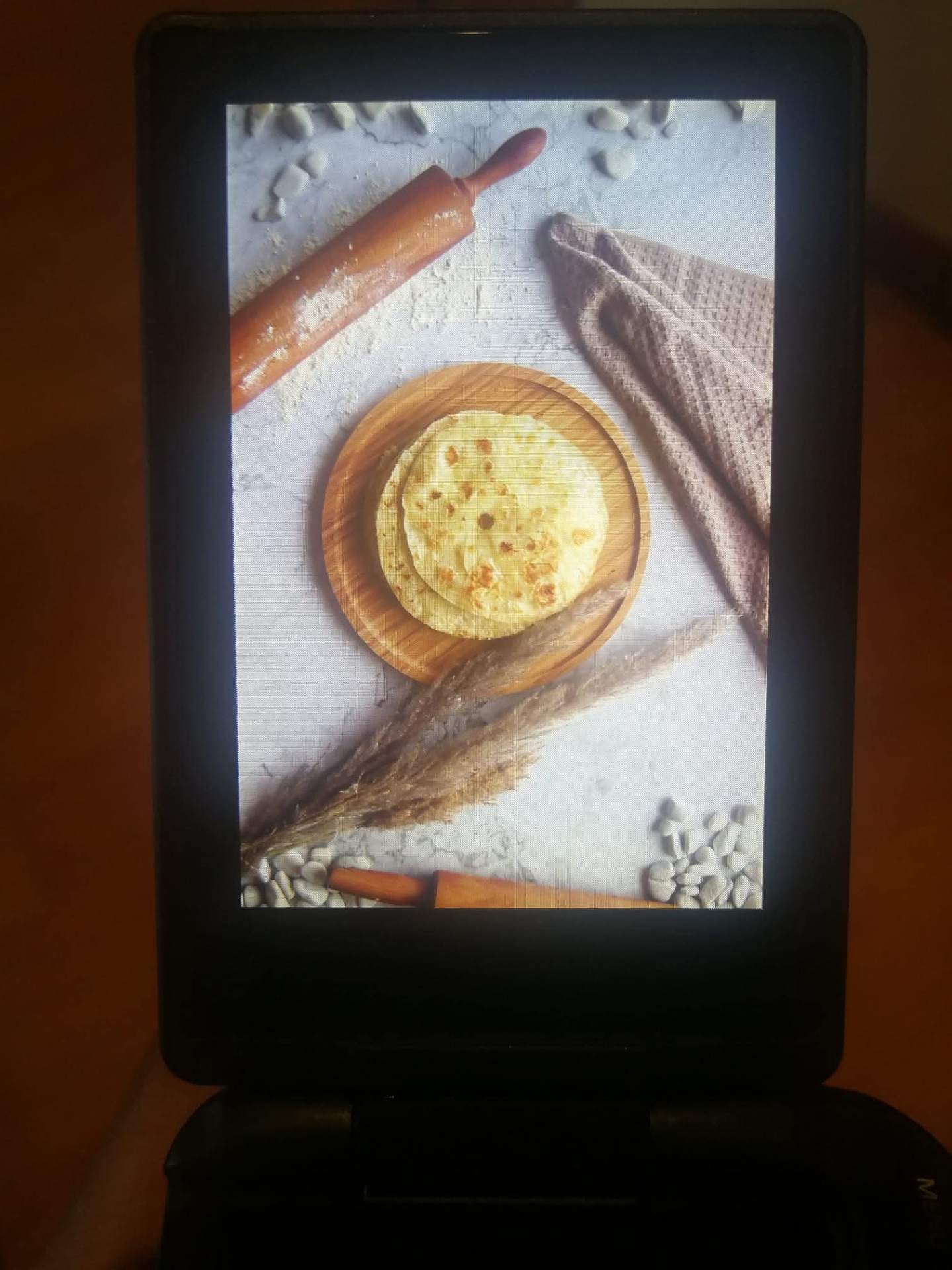 From a plate on the floor to a page in a book — every meal, a canvas.